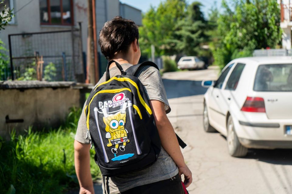 Да му помогнеме на Јован од Скопје кој живее со својот татко кој собира пластични шишиња за да преживеат