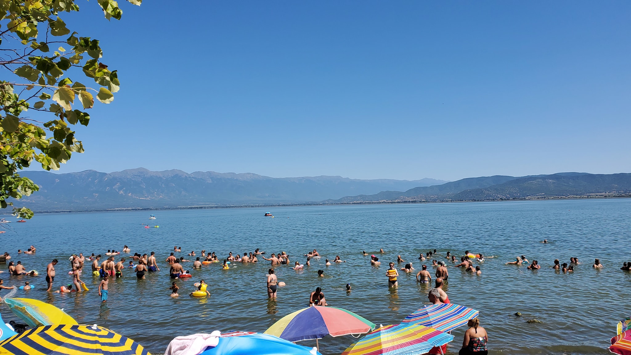 Дојран моментално “крца” – Плажите преполни, местото не памти кога било вака