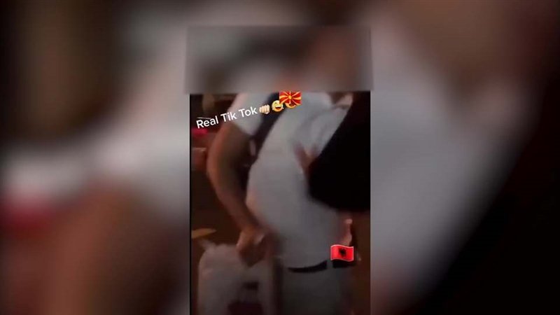 На „Тик Ток“ објавена снимка на момче кое брутално го тепаат и снимаат, МВР го бара момчето кое го објави