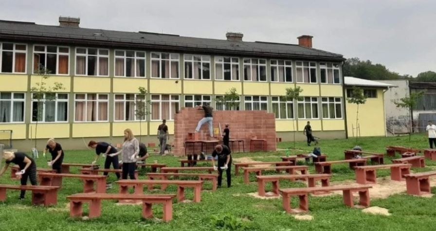 Генијална идеја: Училница во која не се потребни маски: Настава под ведро небо