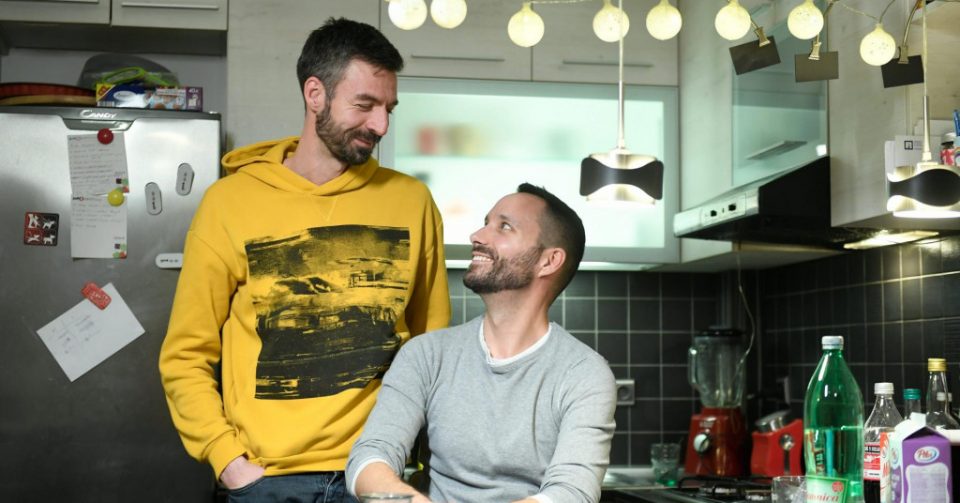 Прв пат во историјата: Геј пар стана згрижувачко семејство за две деца