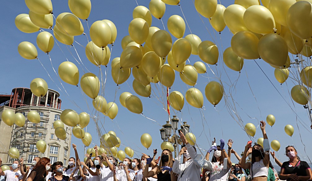 Пуштени 500 златни балони во чест на децата кои се лекуваат од малигнитет