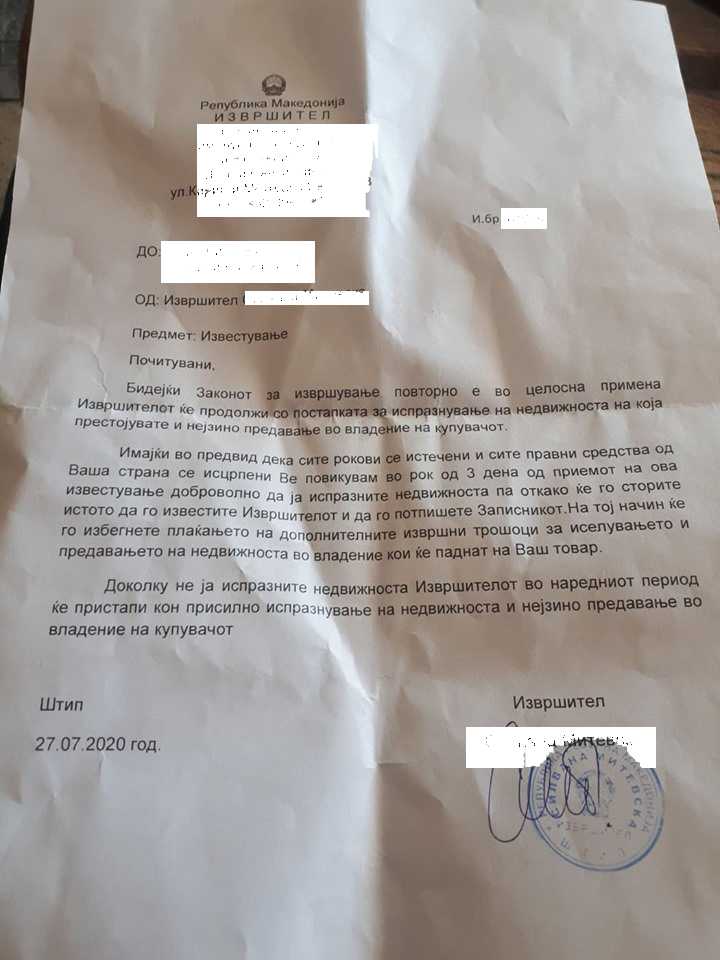 Немаат никаков срам :Извршител брка на улица семејство со две мали деца