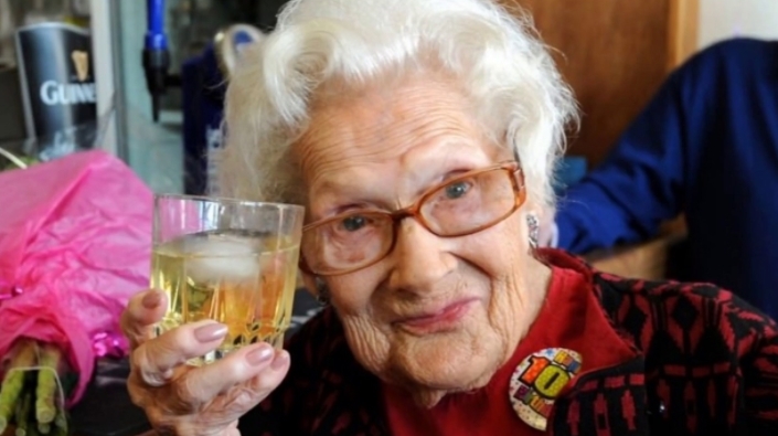 100-годишна жена: „Жива сум благодарение на вискито и цигарите!“