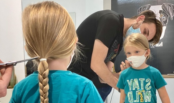 4-годишно момче од Скопје ја скрати косата за да ја донира плетенката за деца болни од рак