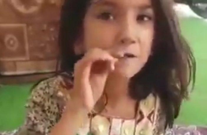 СРАМОТА: Туристи се исмејуваат со сиромашно девојче, и даваат лута пиперка да изеде за да и дадат пари (ВИДЕО)