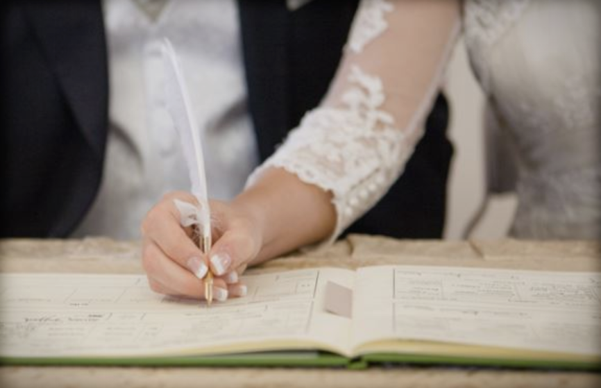 Се случува: Велешанка наместо со сопругот ја венчале со сведокот