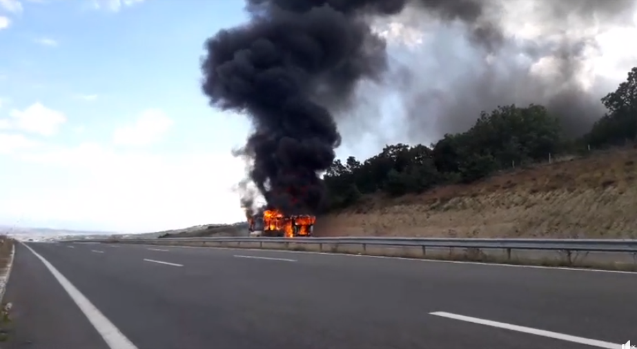 Гори автобус на автопатот Скопје – Штип: Не се знае судбината на патниците