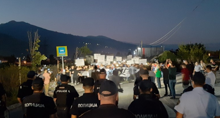 Испечатени банкноти од по 100 евра летаа пред ЕВН: Teтовци протестираат против поскапувањето на струјата