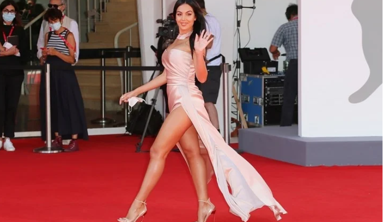 Георгина ги збудале папараците во Венеција- покажа ли премногу ? (ФОТО)