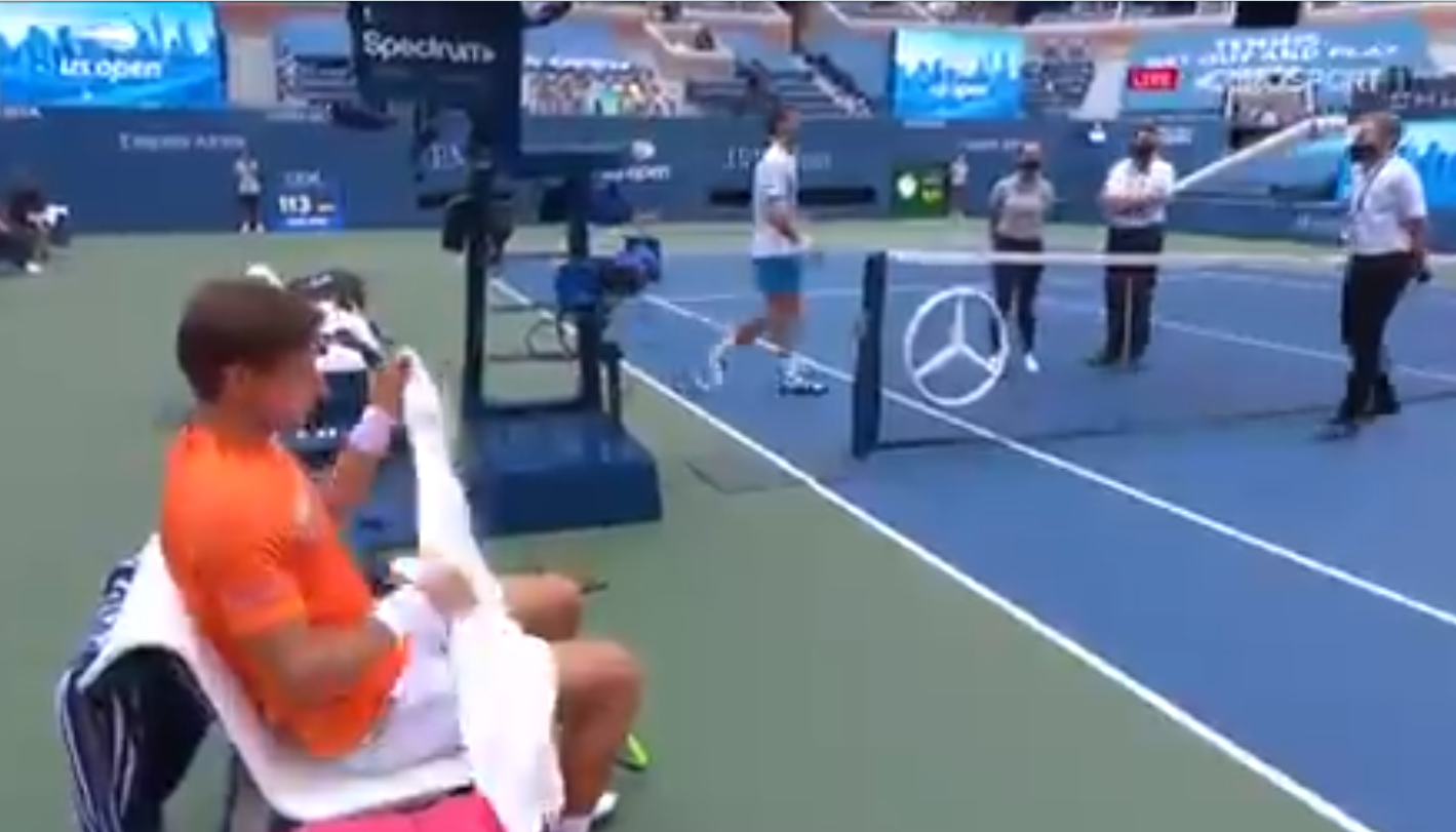 ВИДЕО – Ѓоковиќ дисквалификуван од УС Oпен – ненамерно удри судијка со топче