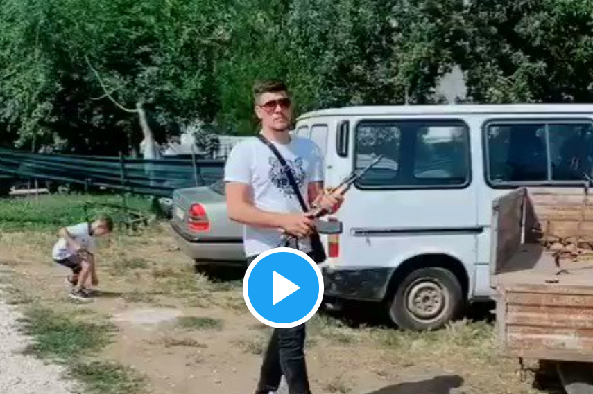 Што се гледа на Тик Ток, со автоматcка пушка пука во вис. Ова ли е репер за младите ?