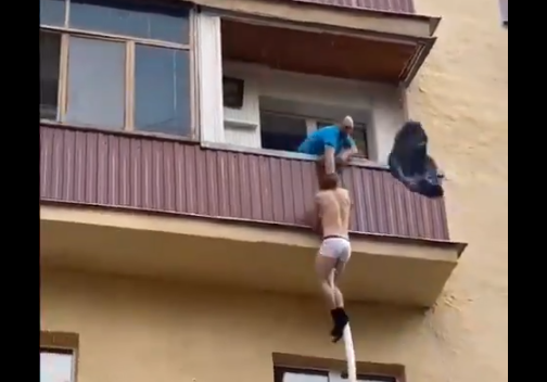 Урнебесно видео : Љубовник во гаќи скока преку тераса, а нејзиниот сопруг го брка