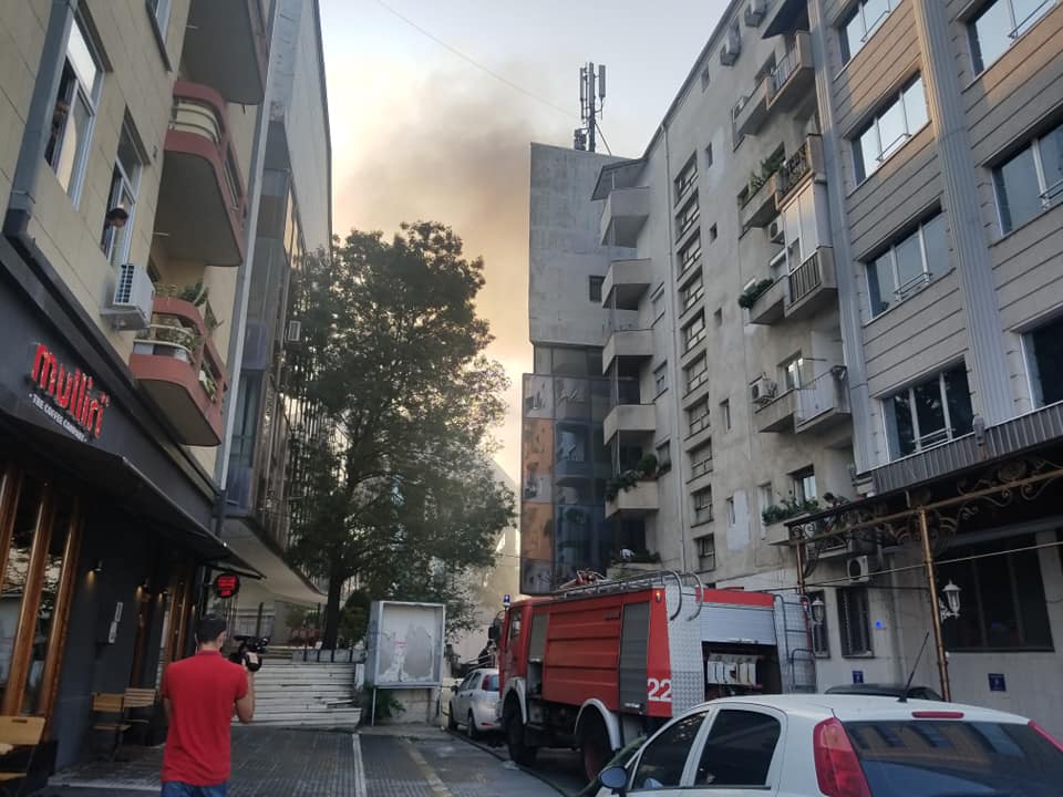 Гори зградата на Сектератијатот за европски прашања