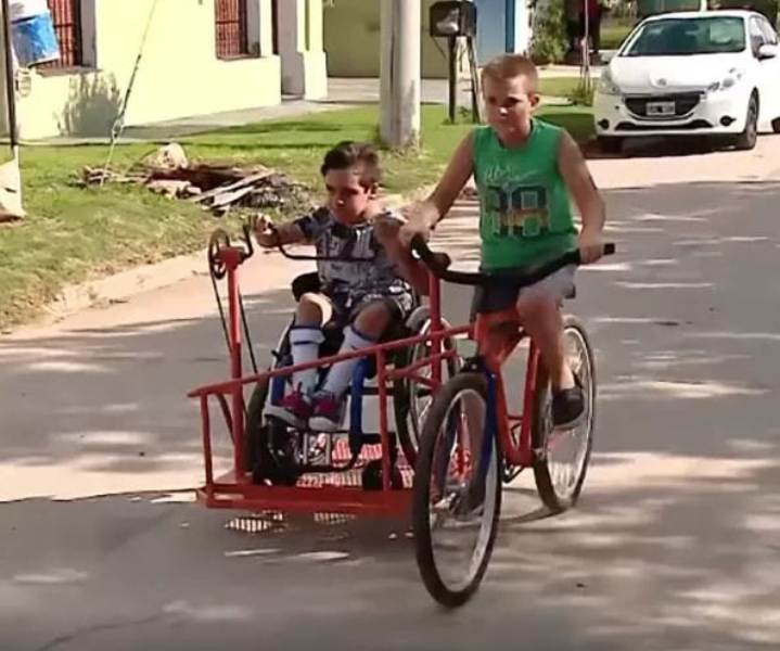 Oгромно Браво : Момче измислило посебен велосипед за да се вози со најдобриот пријател кој е во инвалидска количка