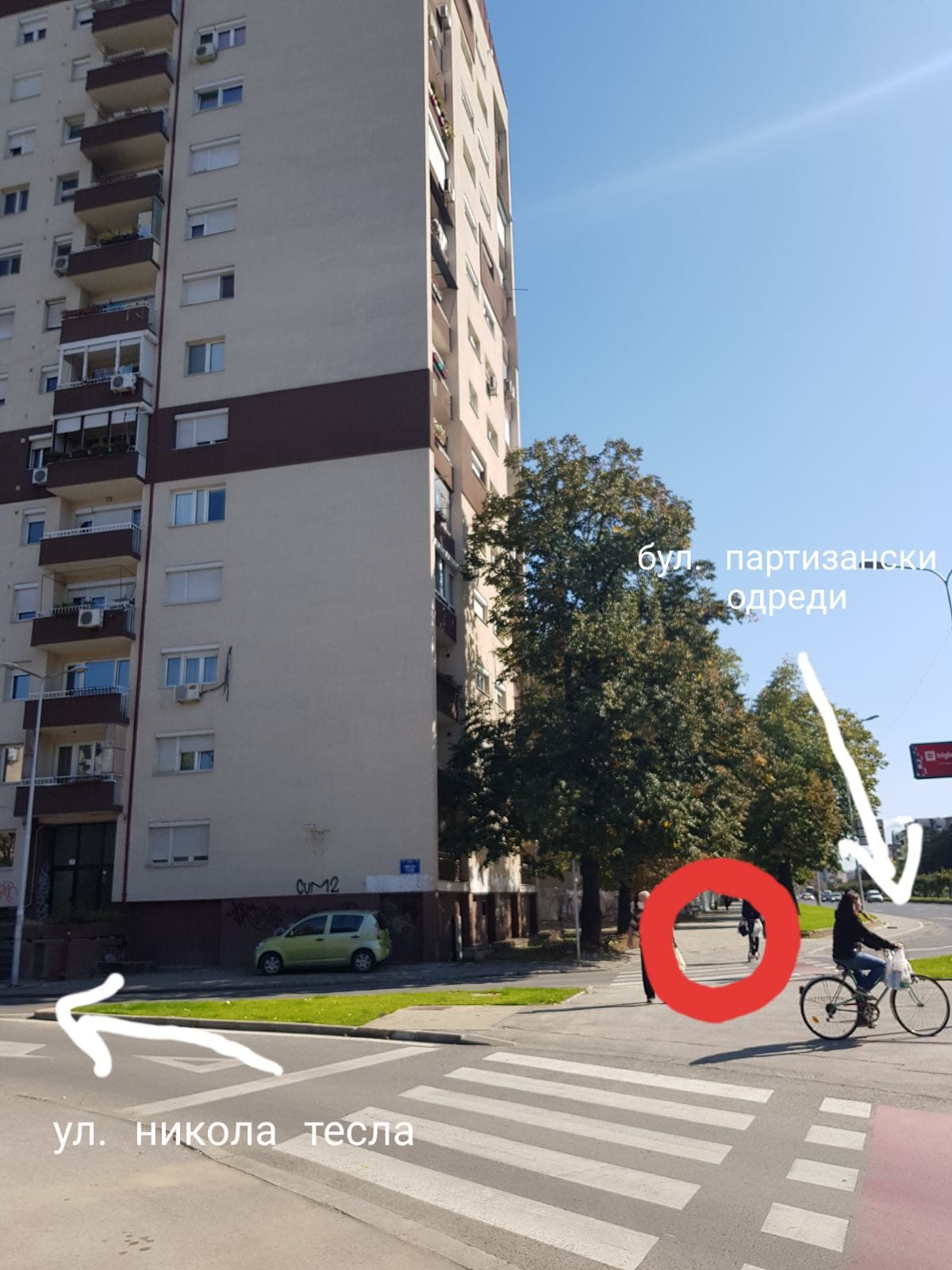 Од прозорец во Скопје – „Често од таму летаат тегли ајвар, цвекло, јајца, ѓубре и све што може да замислите“