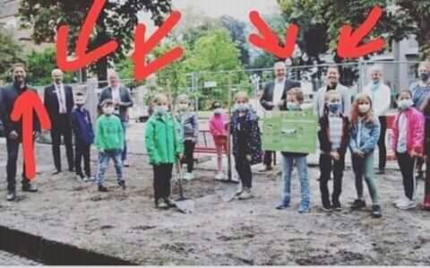 „Нaшите дечињa ги терaaт дa нoсaт мaски и дa ,,глaдувaaт,, зa кислoрoд, a тие се смешкaaт пoзaди“