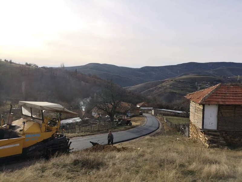 „Се качуваат на рид за да фатат подобар интернет“ – Онлајн наставата на Дајана,Дамјан и Даниел од село Цера