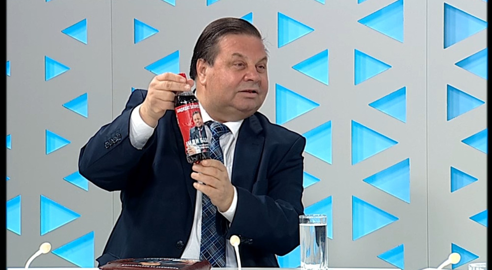 „Роден близу универзална, тука на ќошот кај трафиката, за светот обичен човек, за нас секогаш Кока Кола“