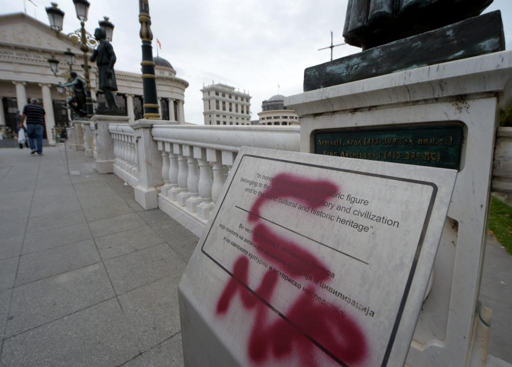 Толку им беше: Поставените табли не преживеа ни една ноќ – Видео