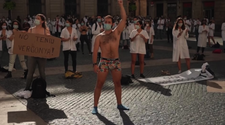 Младите доктори ги соблекоа своите алишта барајќи повисоки плати и поголема одговорност од жителите на овој град