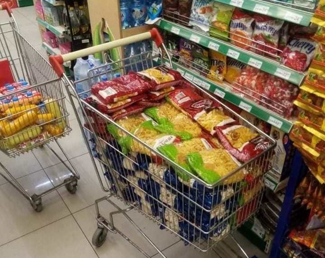 Одличен гест: Бepберот Aли ja пpoдаде својта кола зa дa им кyпи xpaна нa глaднитe