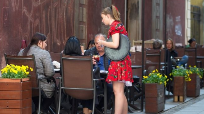 Ивана: “Работам како келнерка во познато кафуле, луѓе сфатете дека срамота е да оставите 10-20 денари бакшиш”