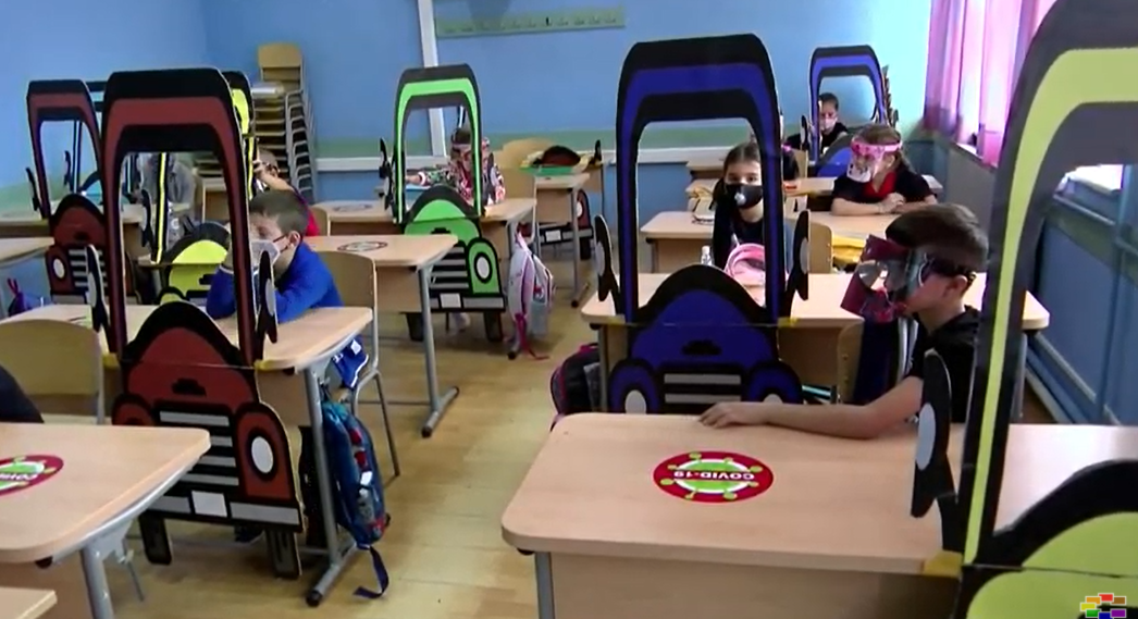 Прекрасна креативност:Наставничка  од Струмица направи возен парк во училницата и ги испочитува ковид мерките