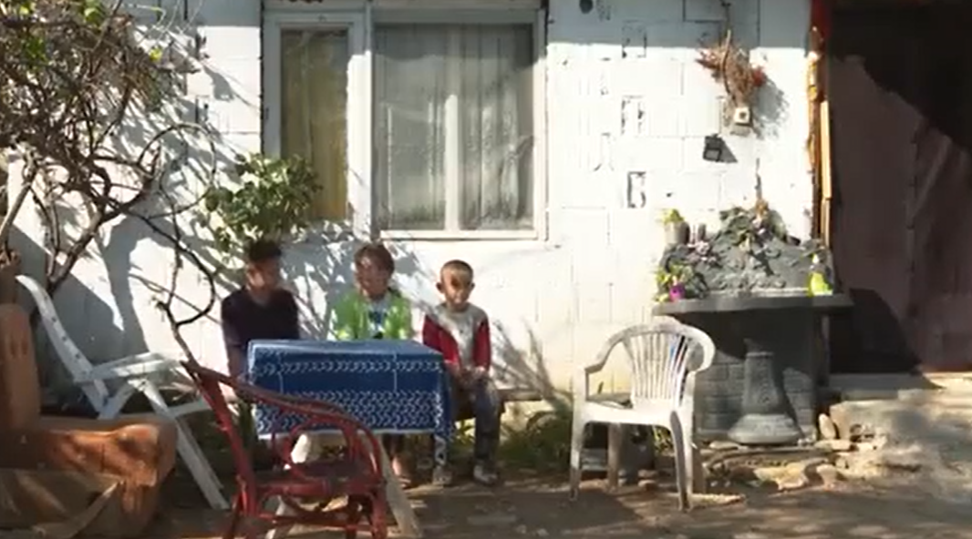 Овие три златни дечиња сакаат компјутер, немаат родители, живеат во нехумани услови. Да помогнеме!