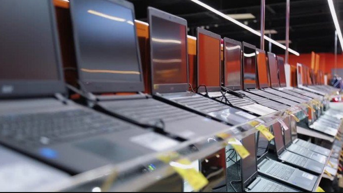 Лаптопи нема, се продаваат одма – Родителите се приморани да се снаоѓаат како умеат