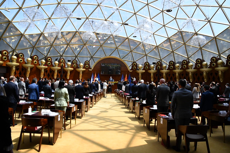 СОБРАНИЕ: По итна постапка законот за задолжително маска и на отворено, а дома само по 4 гости