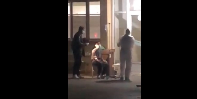 Пациент во Струмица прима инфузија пред болница