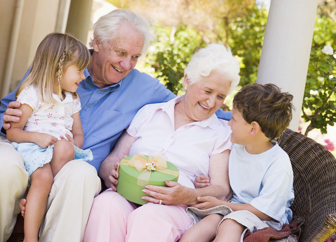 Децата кои растат со баба и дедо се посреќни, поумни и пообразовани