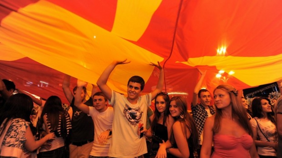 „Треба ли да сакаме да бидеме каде што не нѐ сакаат како Македонци?“