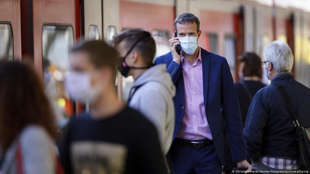 Ти се штитиш цел ден, носиш маска ко идиот, овoj одбива, пошто е многу јак