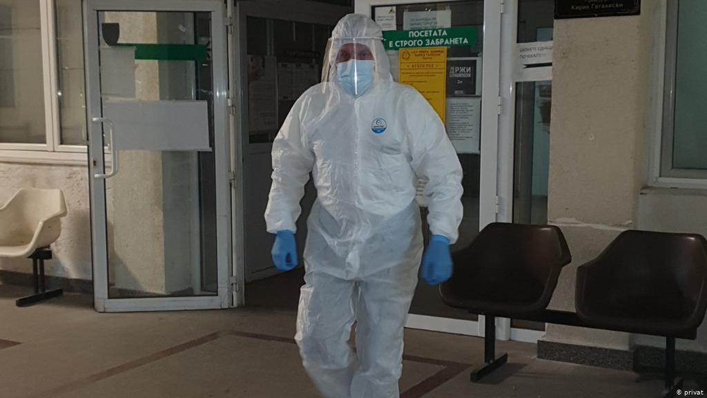 Единствениот градоначалник во земјата на кого работниот ден му почнува во бел мантил