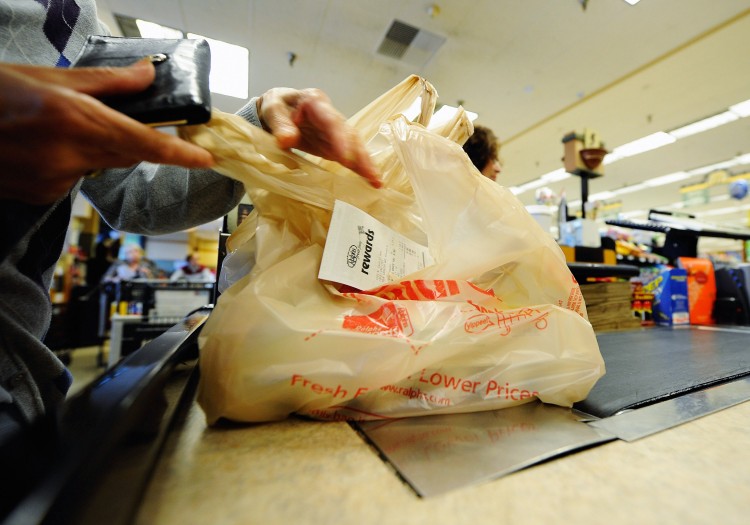 Картичките со по 6.000 денари чекаат на ребалансот: Еве кој добива