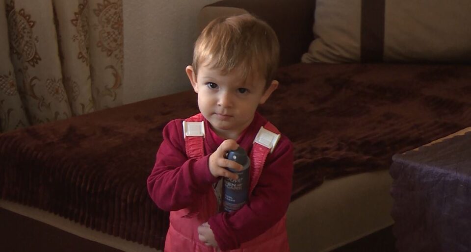 Повреда при раѓање му ја парализирала раката на малиот Михаил, за лекувањето потребни 15.000 евра