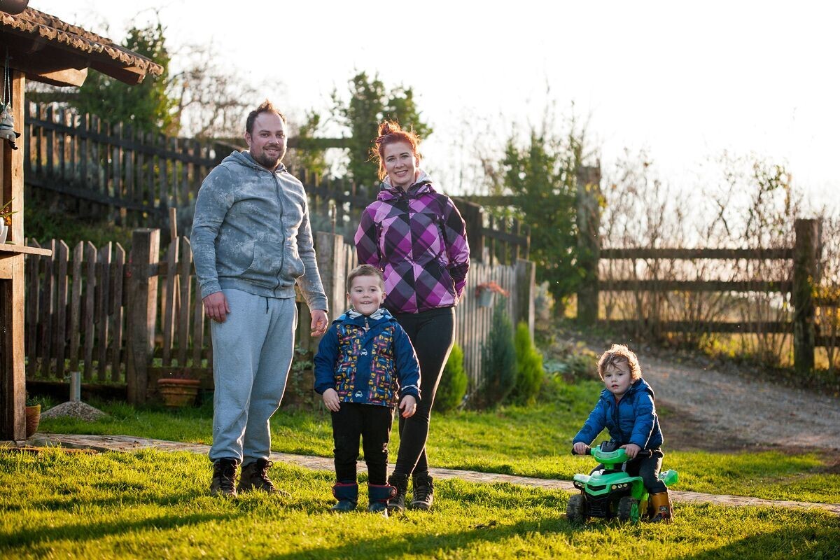 Не сакавме да заминеме од селото па отворивме фарма за коњи и етно куќа, сега луѓето идат кај нас!