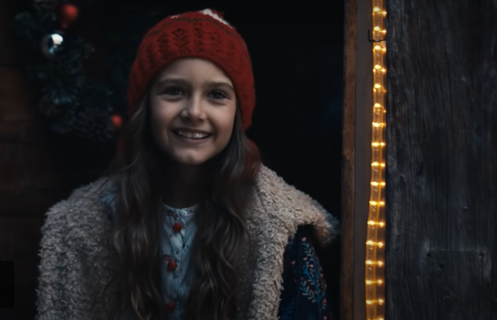 „Драг Дедо Мраз, те молам, донеси го тато дома за Божиќ“, Божиќната реклама на Кока Кола ќе ви го стопли срцето