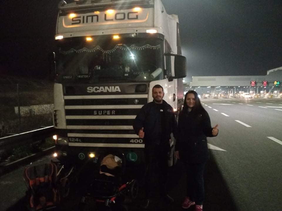 Возач од Македонија им ги разубави празниците на две дечиња со церебрална парализа од Белград