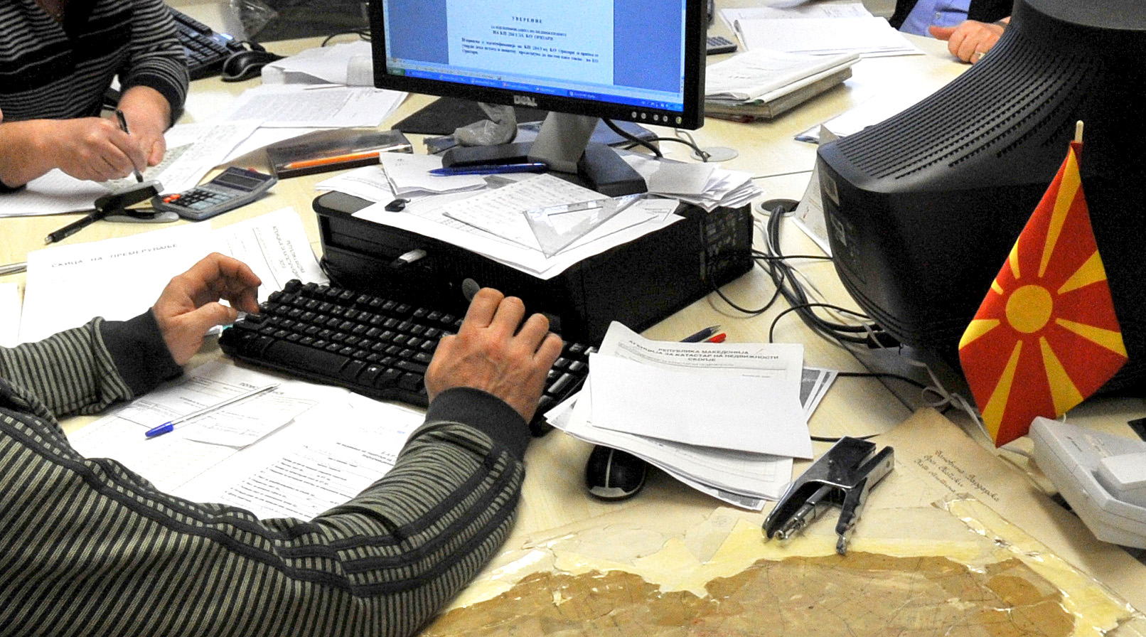 „Нишај врата зимај плата“ – 1.300 лица седат дома и зимаат плата тоа ја кошта Македонија 8 милиони евра