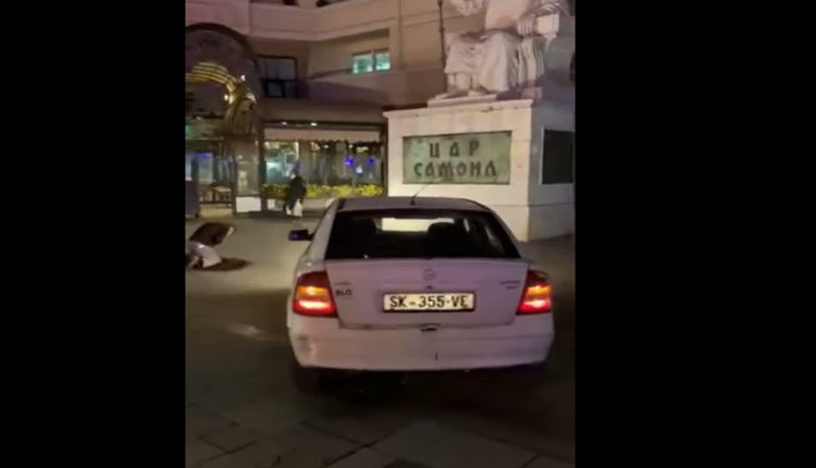 Возило повторно влета на плоштад! Возачот клекна и се крстеше пред Цар Самоил