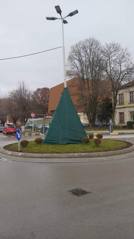 Скромната елка во Струга е победник за денес