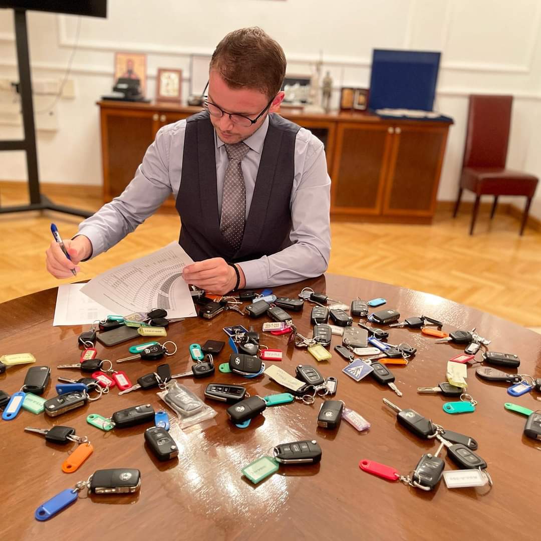 27-годишниот градоначалник на Бања Лука им ги собра клучевите на функционерите: Службените автомобили во 16ч. да бидат паркирани пред општина (Фото)