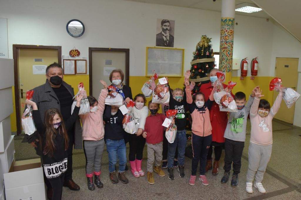 Скопјанец донираше 1500 новогодишни пакетчиња: „Непроценливо е чувството со овој мал гест да ги направите дечињата среќни“