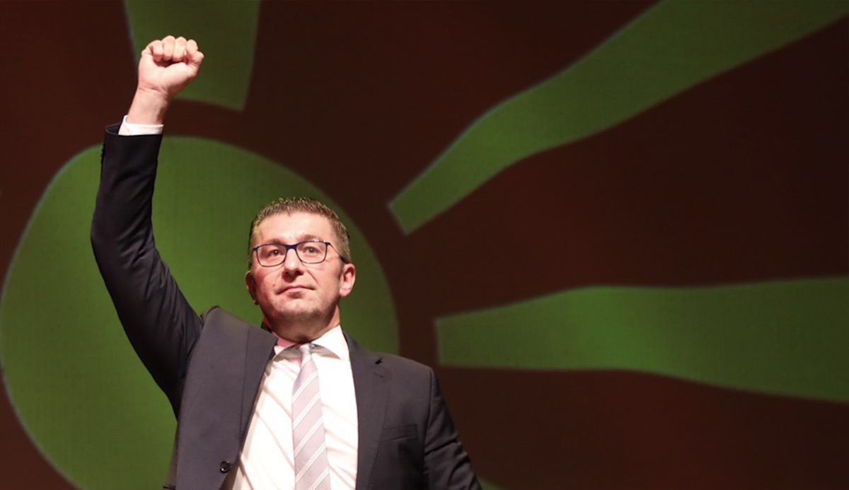 Тешко да го препознаете: Како изгледал Мицкоски како војник?