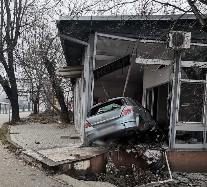 Автомобил влета во нотарска канцеларија во Автокоманда