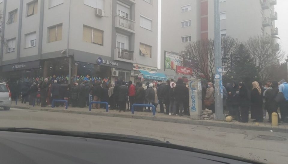 Редици пред банка во криза за 6.000 денари