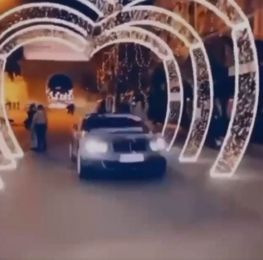 Луда работа:Автомобил со голема брзина помина под украсите на плоштадот „Македонија“